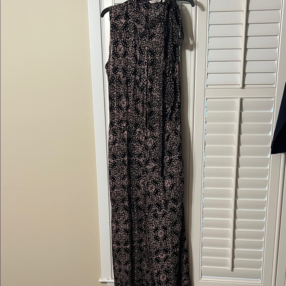 Elegant Black and Cream Sleeveless jumpsuit